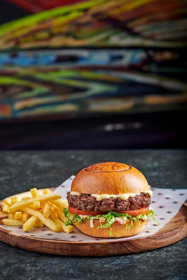 Four Seasons Cairo At The First Residence Giza Luaran gambar A burger from the restaurant