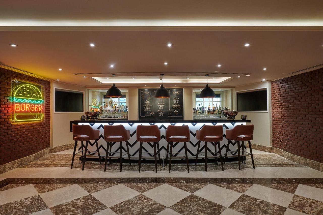 Four Seasons Cairo At The First Residence Giza Luaran gambar The bar at the Burger Bar