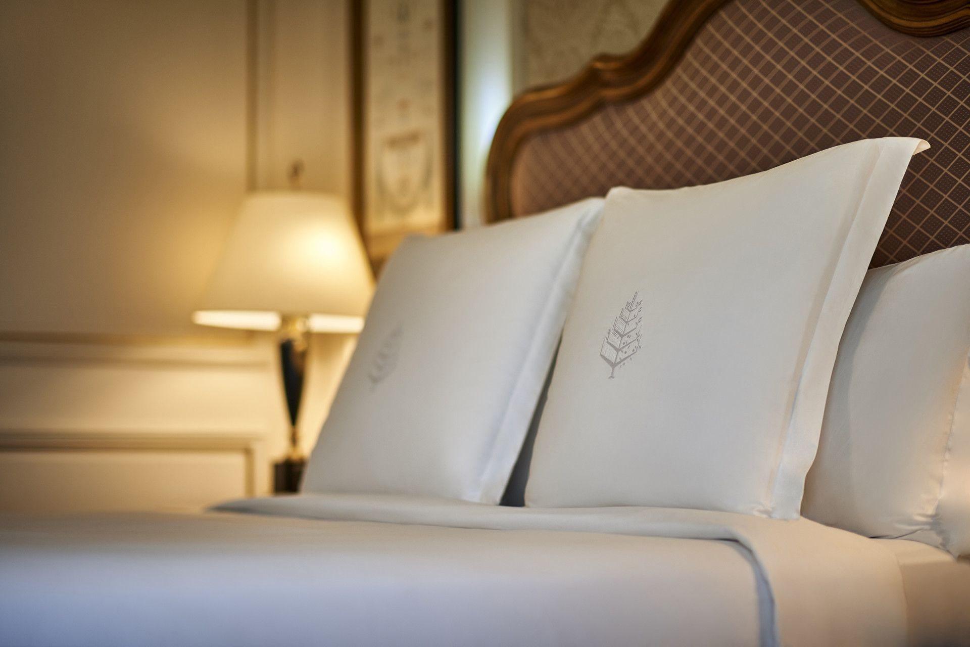 Four Seasons Cairo At The First Residence Giza Luaran gambar Pillows on a bed
