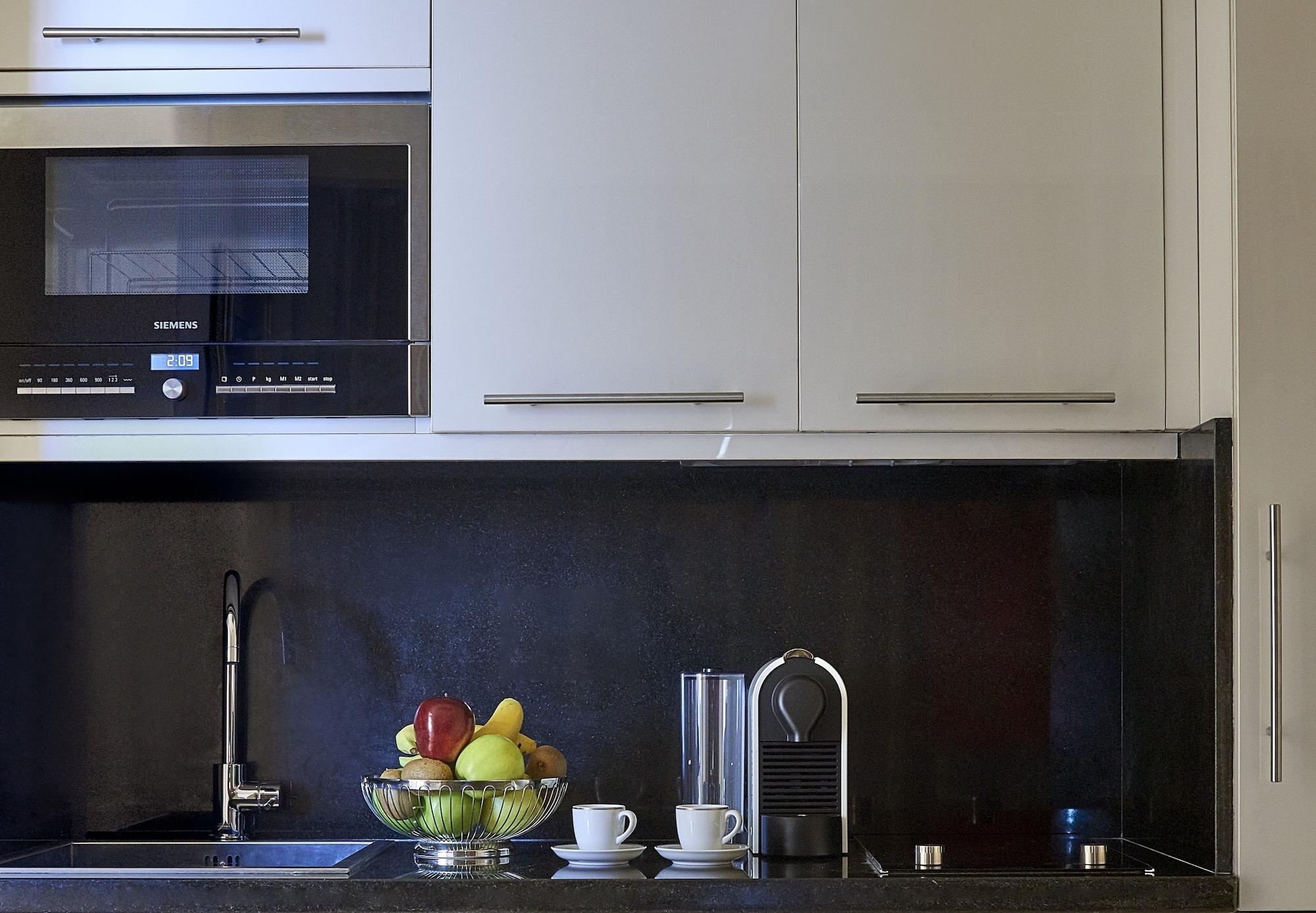 Four Seasons Cairo At The First Residence Giza Luaran gambar A kitchen with a water filter