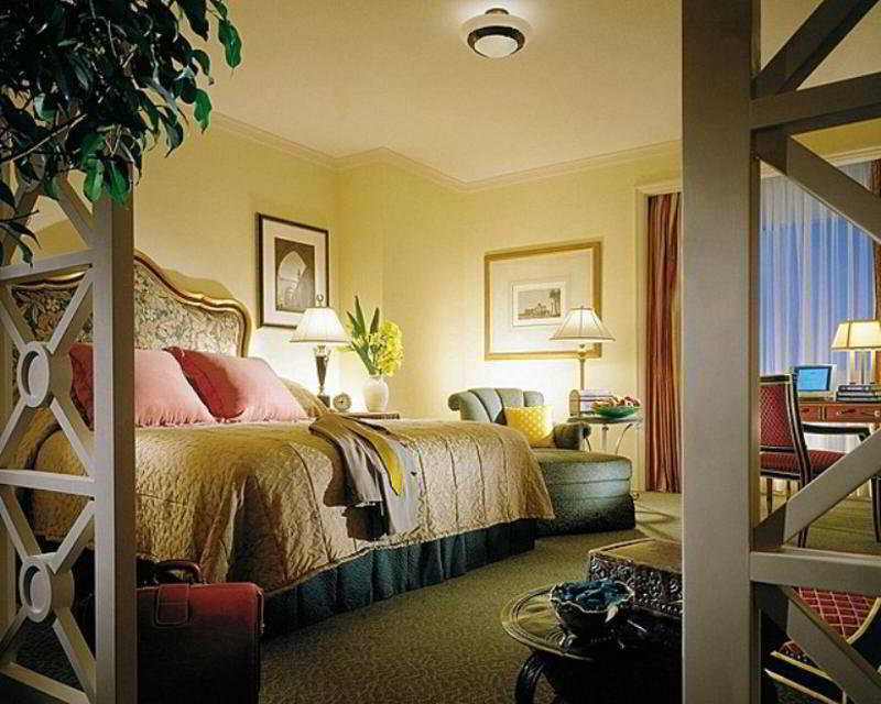 Four Seasons Cairo At The First Residence Giza Bilik gambar A guest room at the Hilton Anatole