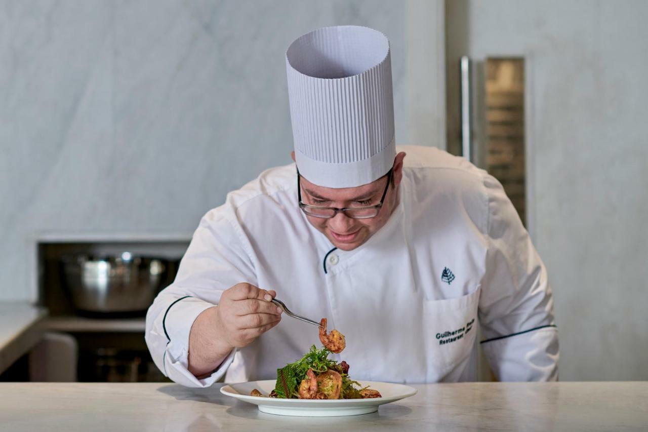 Four Seasons Cairo At The First Residence Giza Luaran gambar Chef preparing a meal