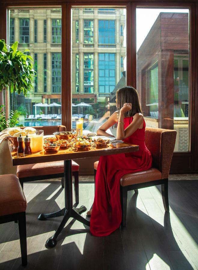 Four Seasons Cairo At The First Residence Giza Luaran gambar A woman dining at a restaurant